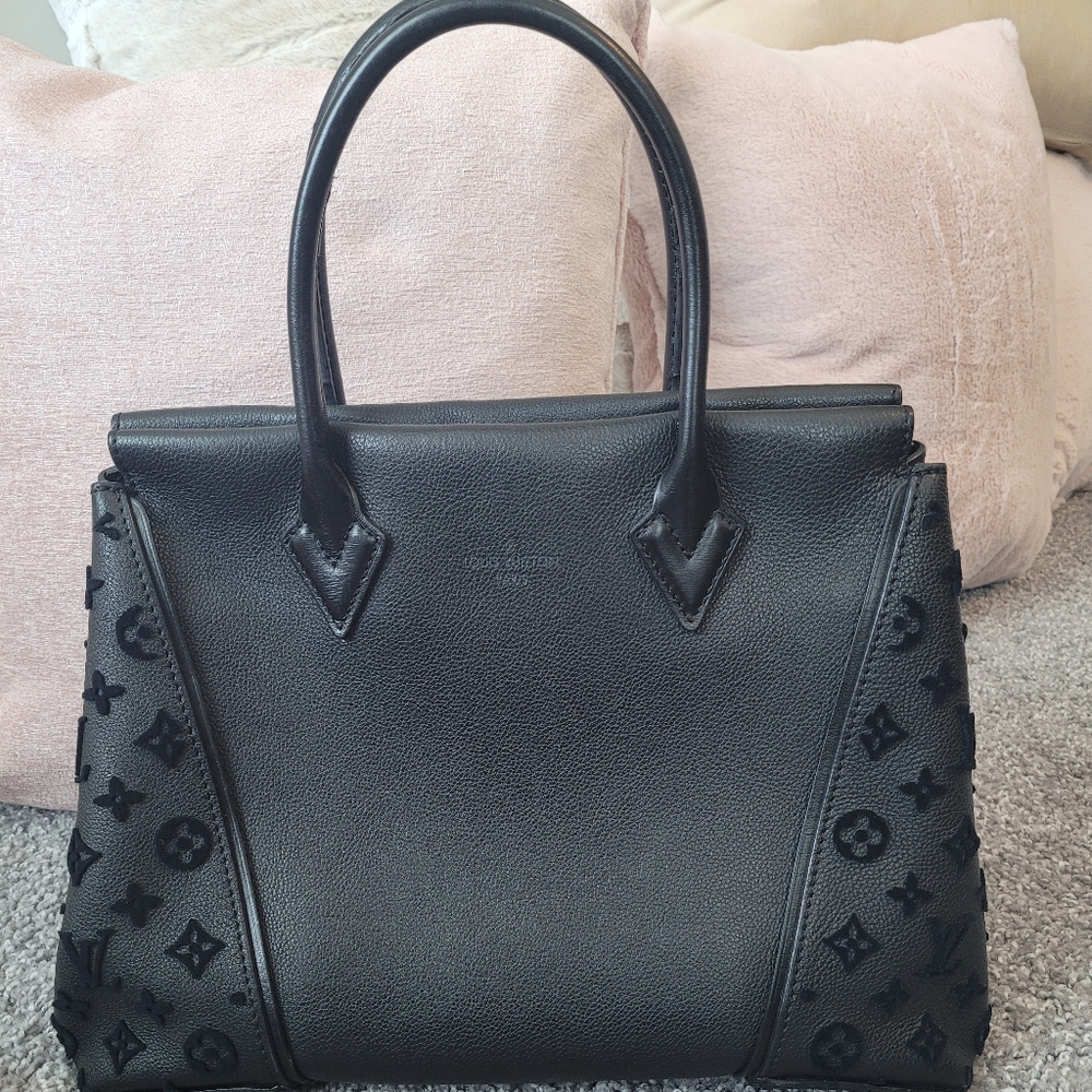 Authentic Louis Vuitton Veau Cachemire black tote